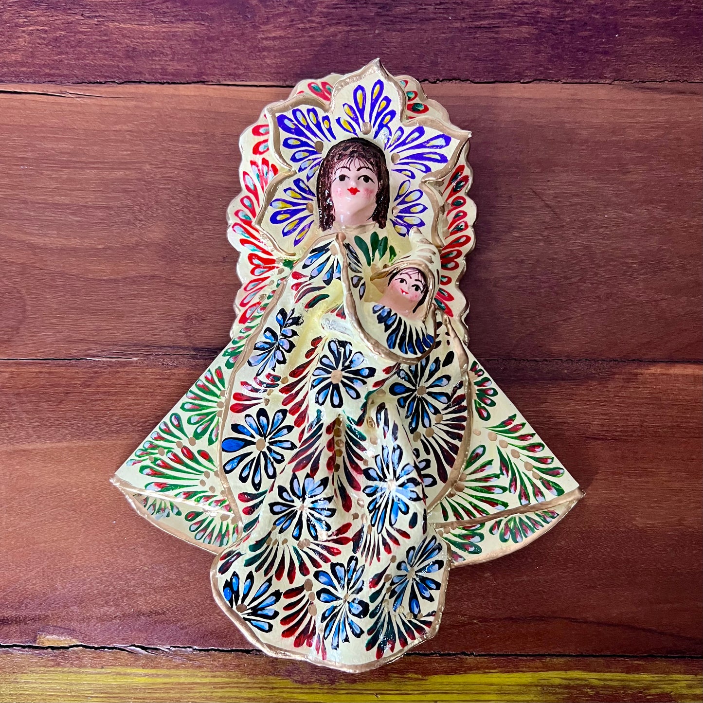 Virgen con niño envuelto en Walta