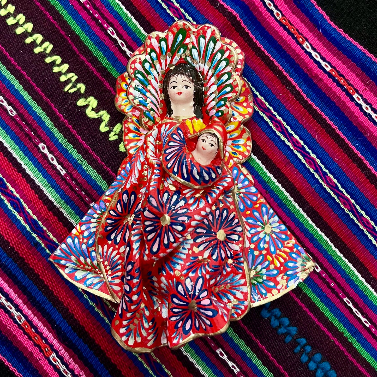 Virgen con niño envuelto en Walta