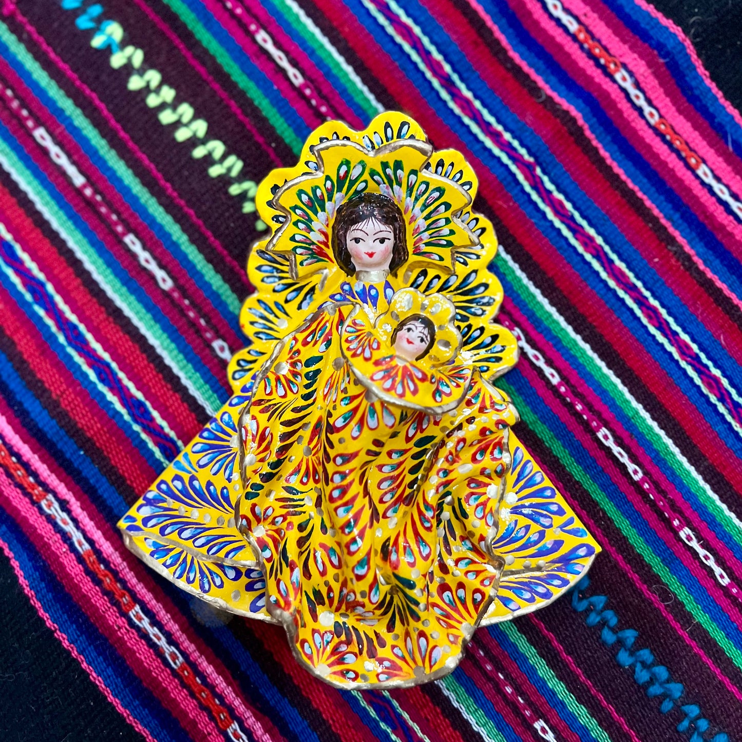 Virgen con niño envuelto en Walta