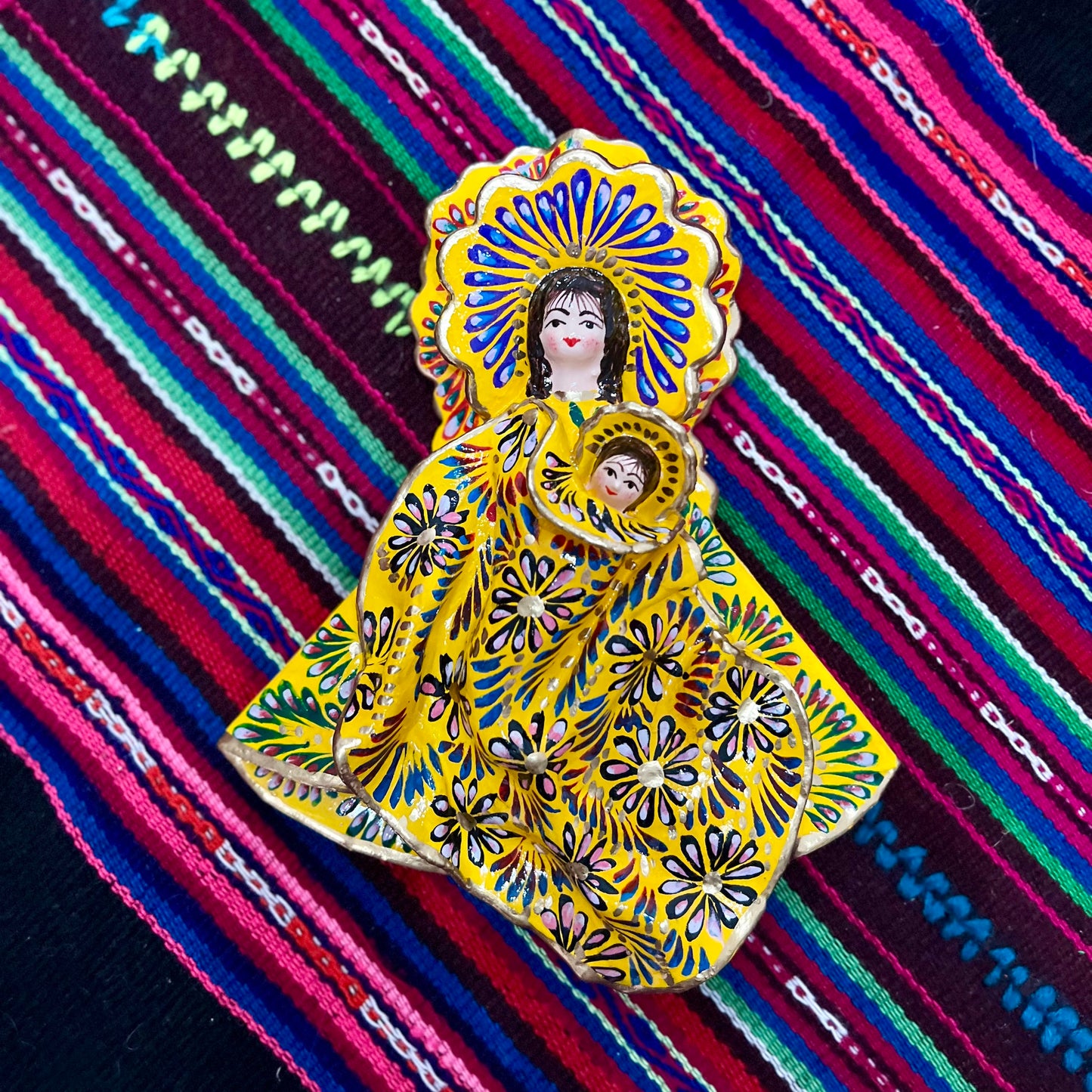 Virgen con niño envuelto en Walta