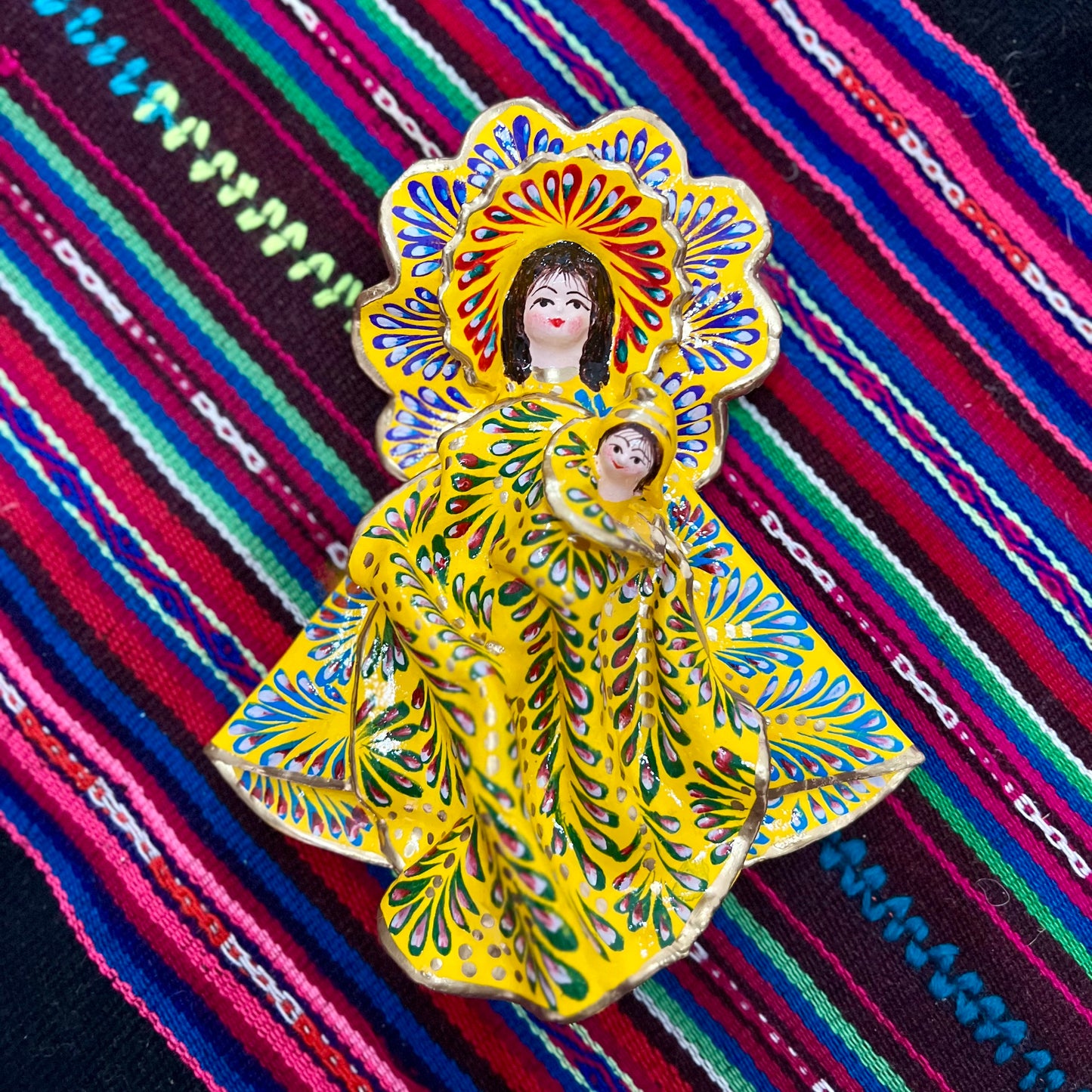 Virgen con niño envuelto en Walta
