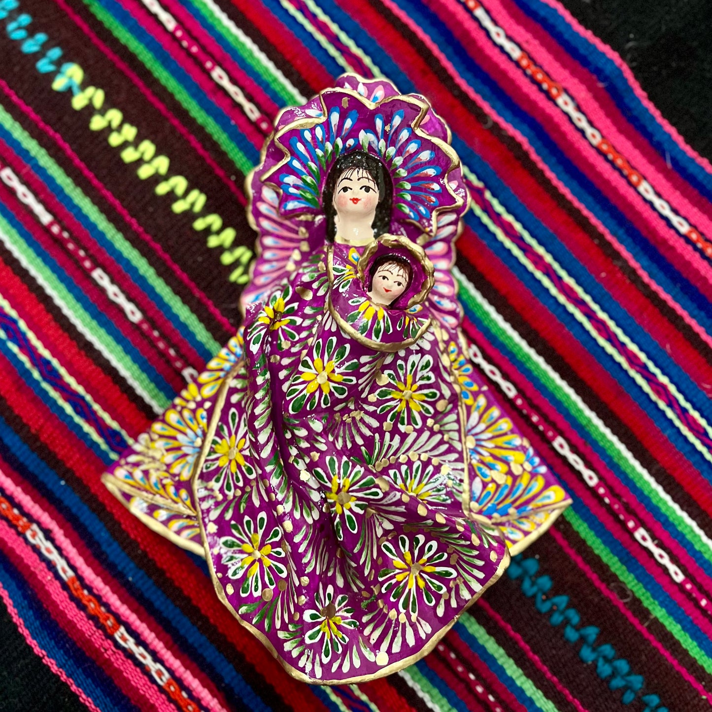 Virgen con niño envuelto en Walta