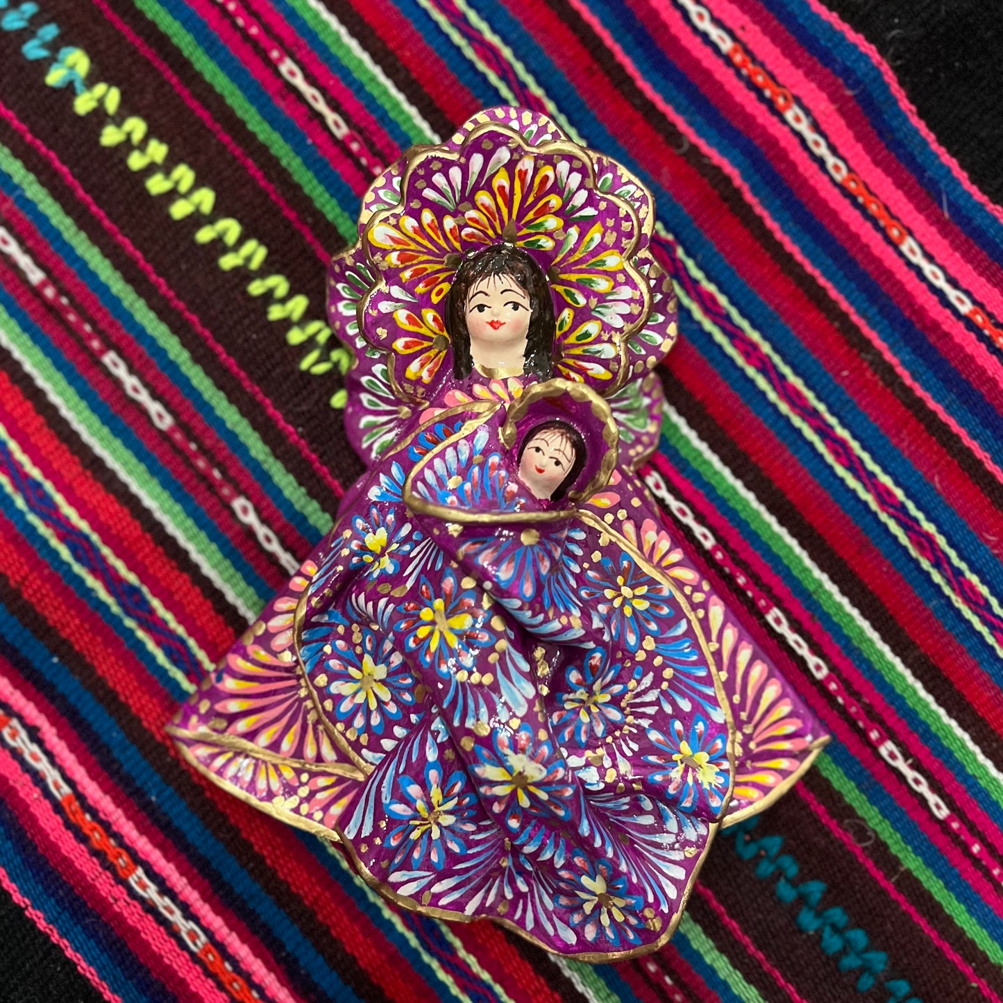 Virgen con niño envuelto en Walta
