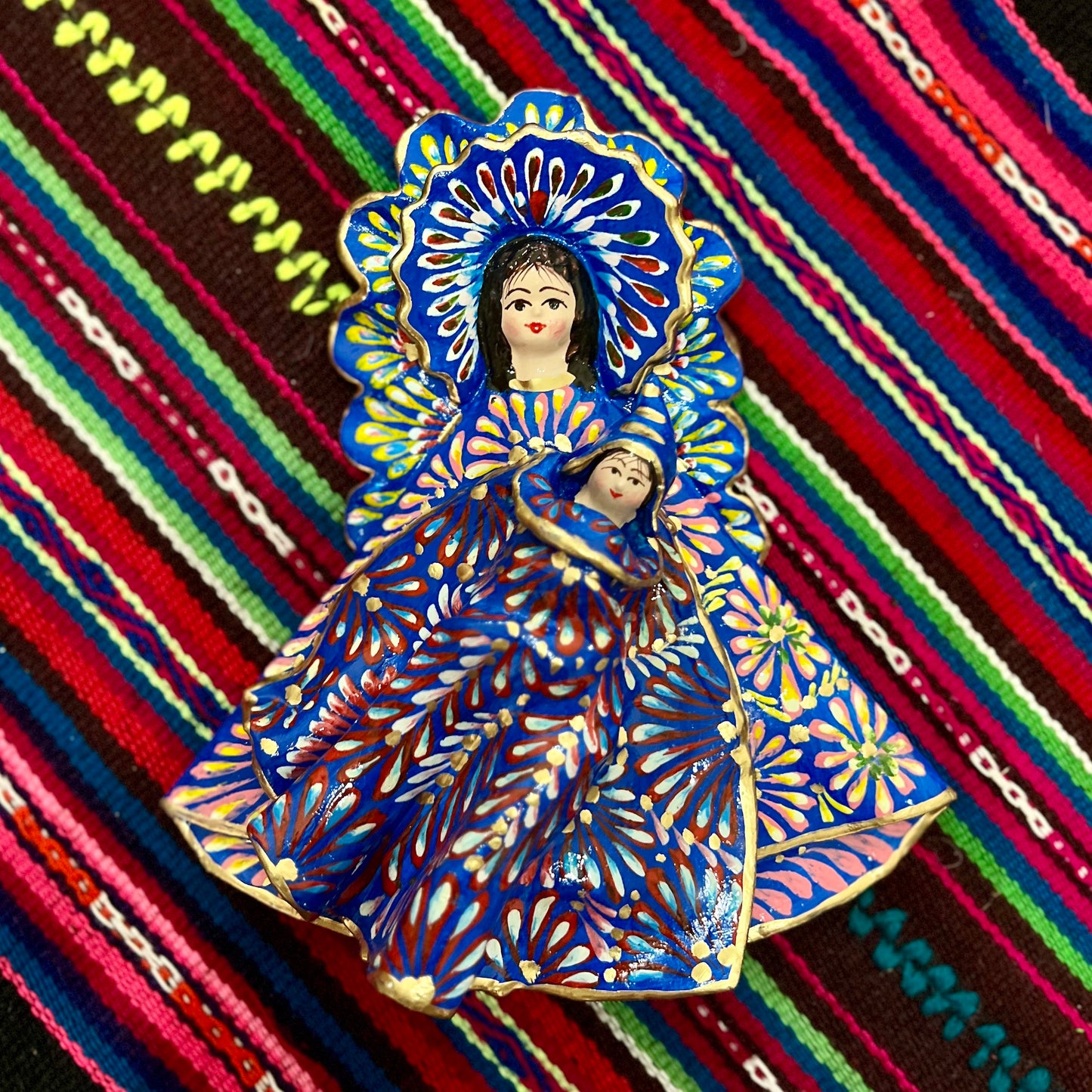 Virgen con niño envuelto en Walta