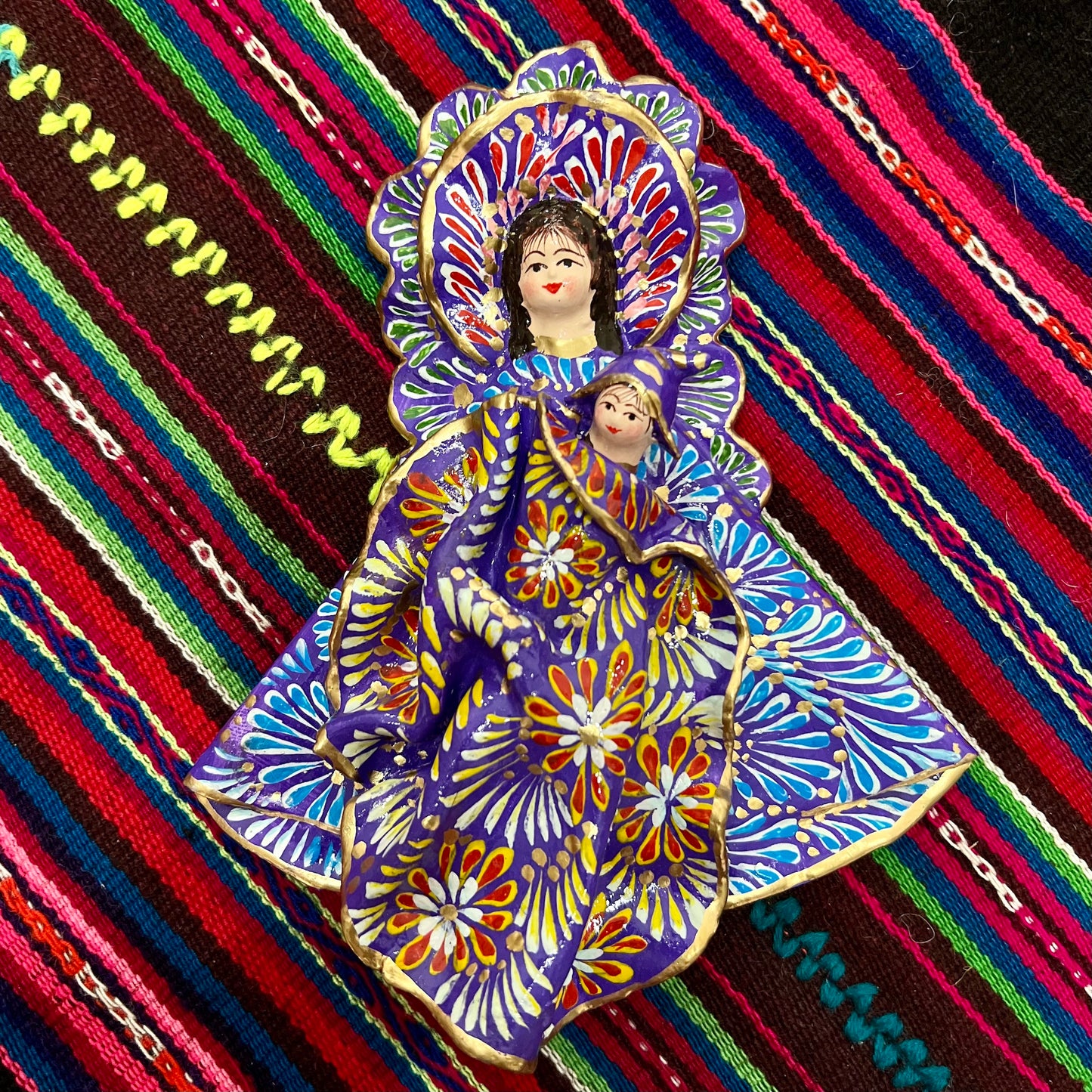 Virgen con niño envuelto en Walta