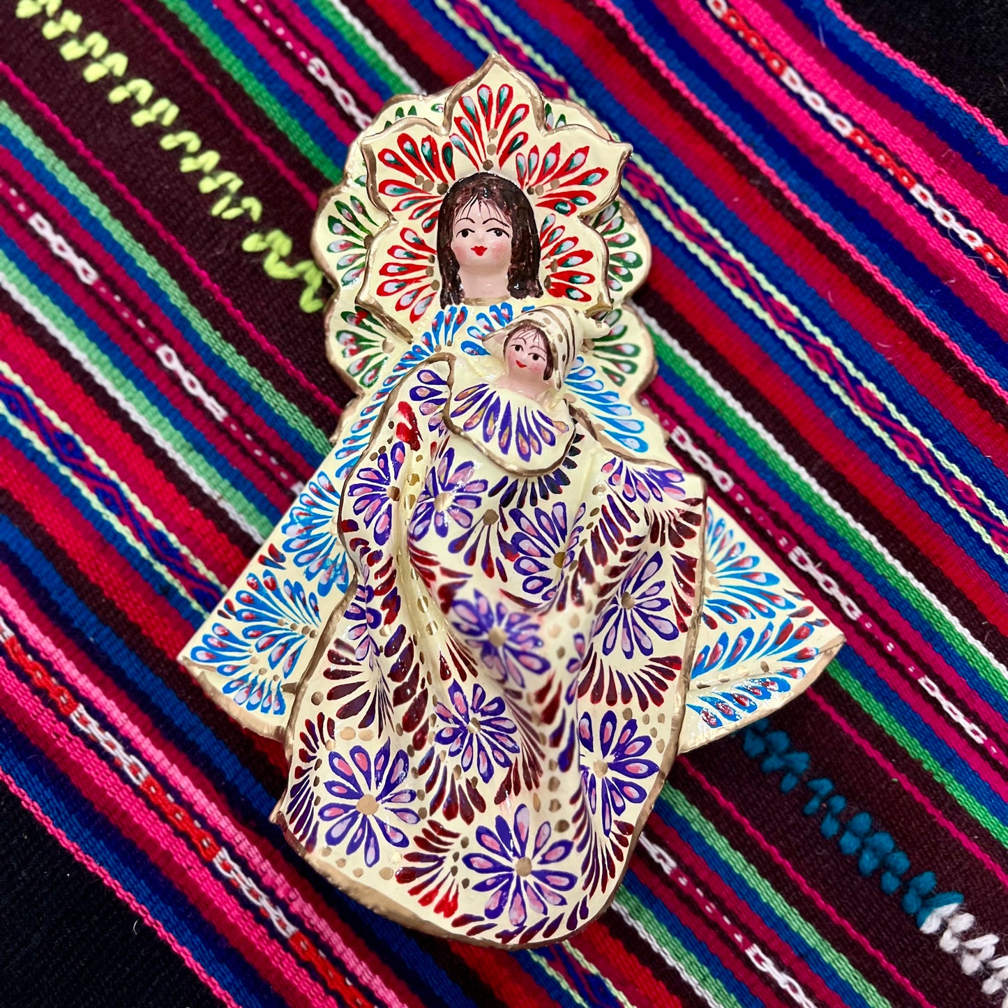 Virgen con niño envuelto en Walta