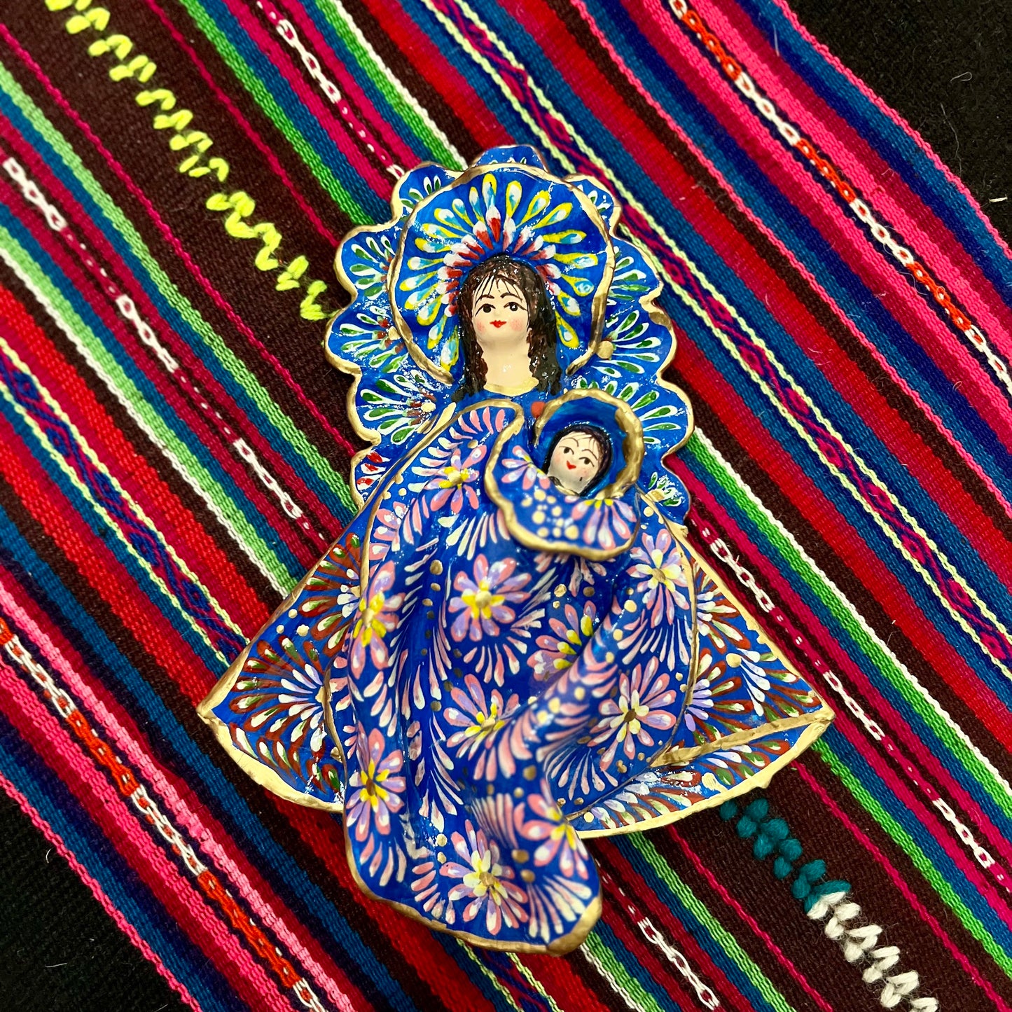 Virgen con niño envuelto en Walta
