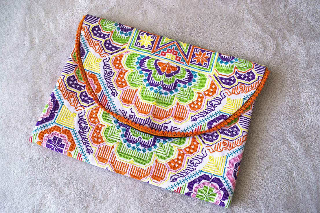 Clutch Thai Flor en Punto Cruz Colorido