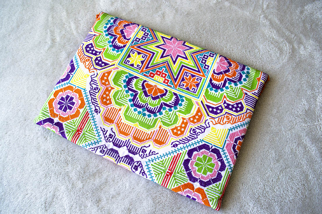 Clutch Thai Flor en Punto Cruz Colorido