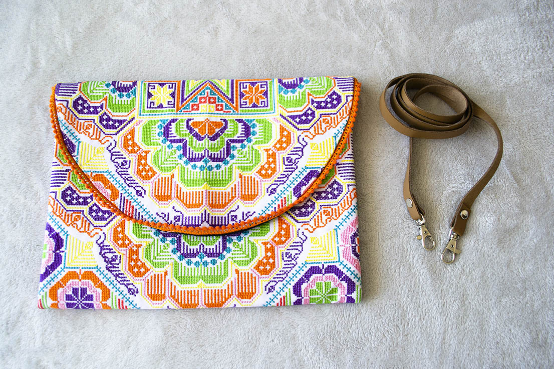 Clutch Thai Flor en Punto Cruz Colorido