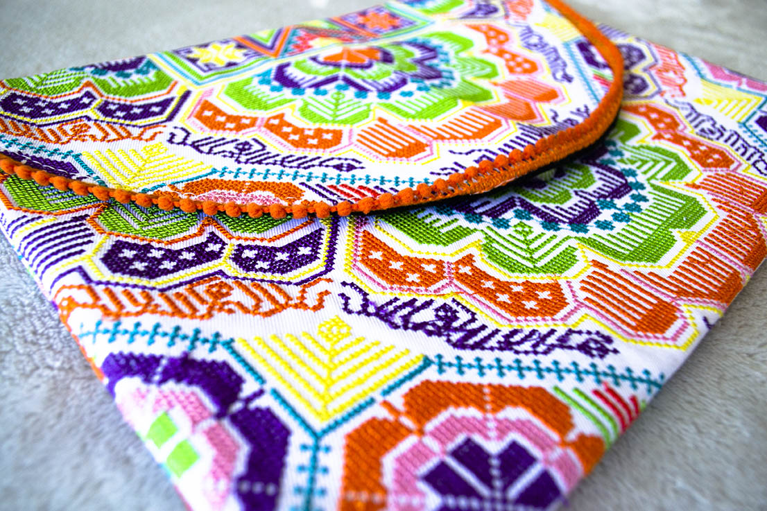 Clutch Thai Flor en Punto Cruz Colorido