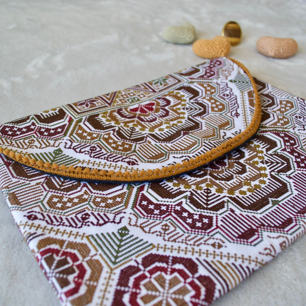 Clutch Thai Flor en Punto Cruz Moka