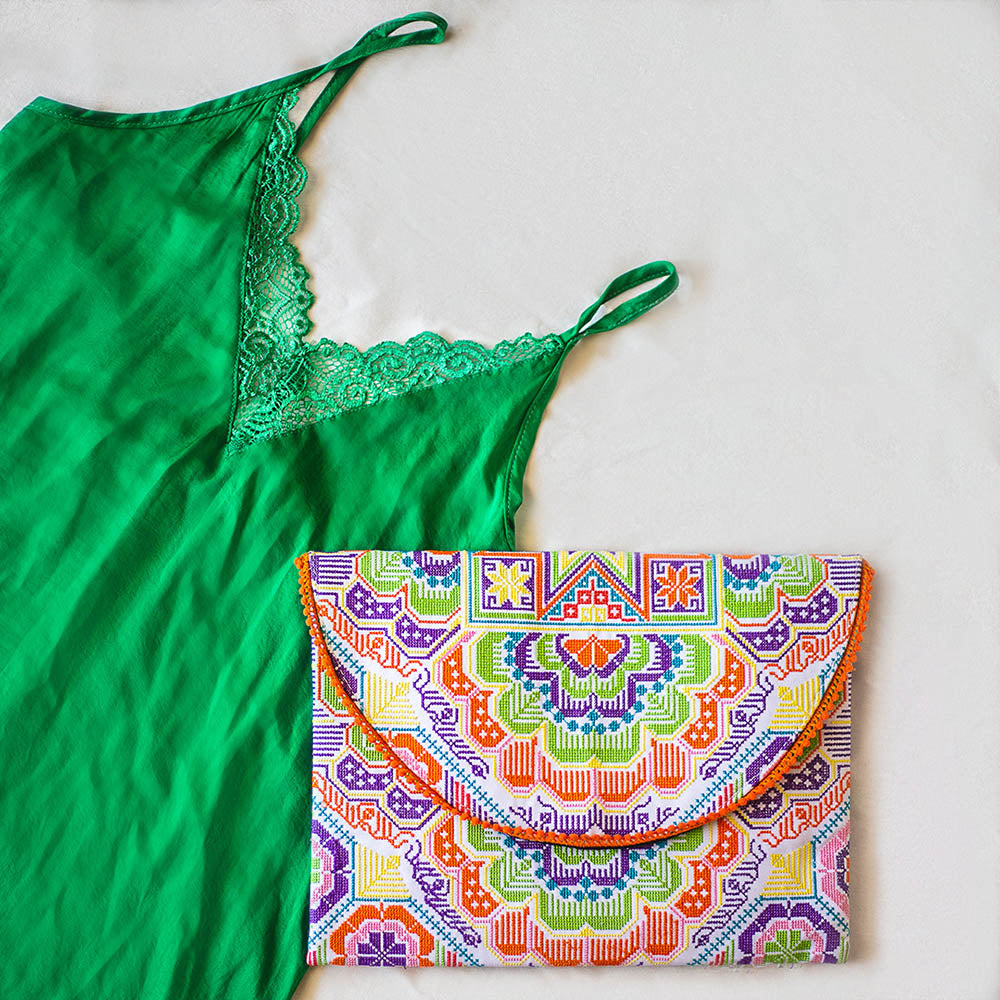 Clutch Thai Flor en Punto Cruz Colorido